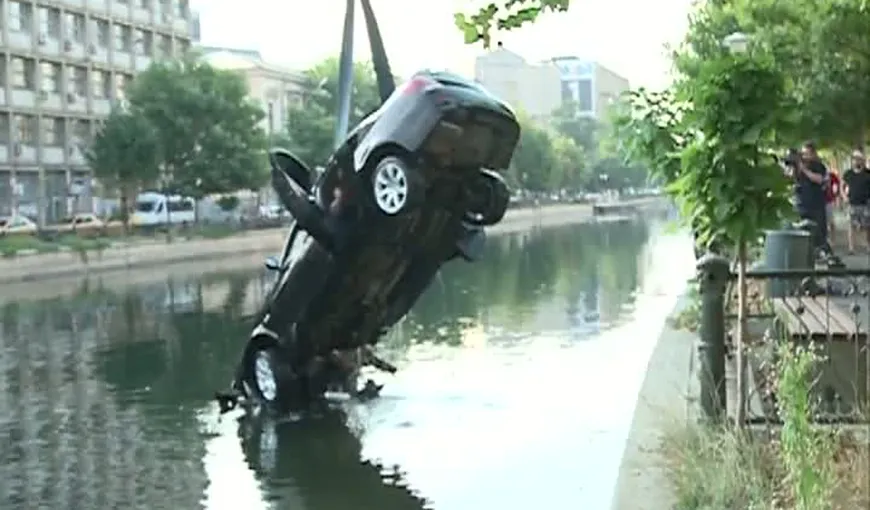 ACCIDENT în Capitală. O maşină s-a răsturnat în Dâmboviţa VIDEO