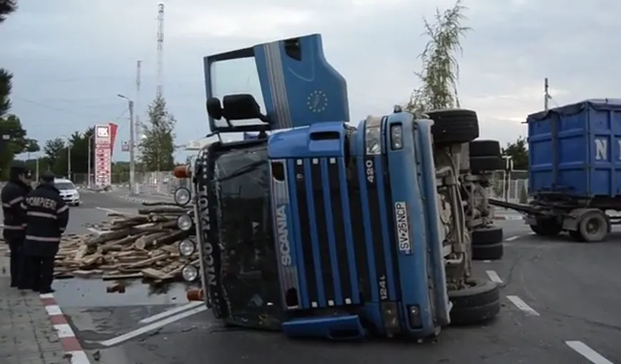 Accident în Botoşani: Un camion încărcat cu lemne s-a răsturnat pe şosea VIDEO