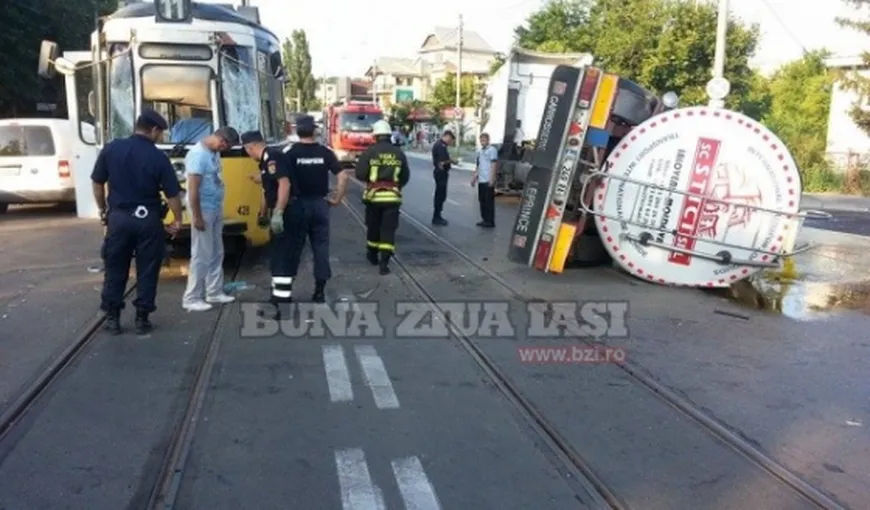 Accident în Iaşi: O cisternă s-a ciocnit cu un tramvai
