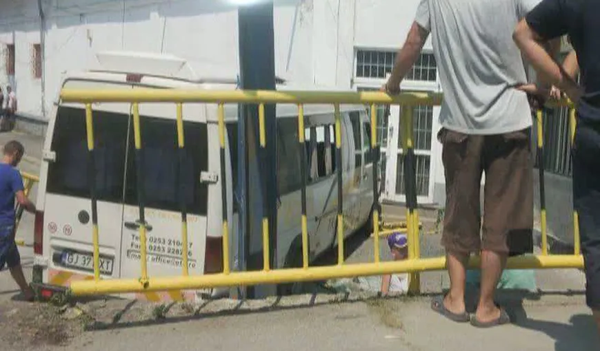 Un microbuz cu pasageri a ajuns de pe o pasarelă în curtea unei case VIDEO