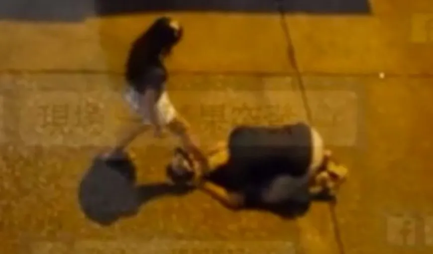Bărbat umilit de IUBITĂ, în mijlocul străzii. Femeia l-a bătut până l-a uscat VIDEO
