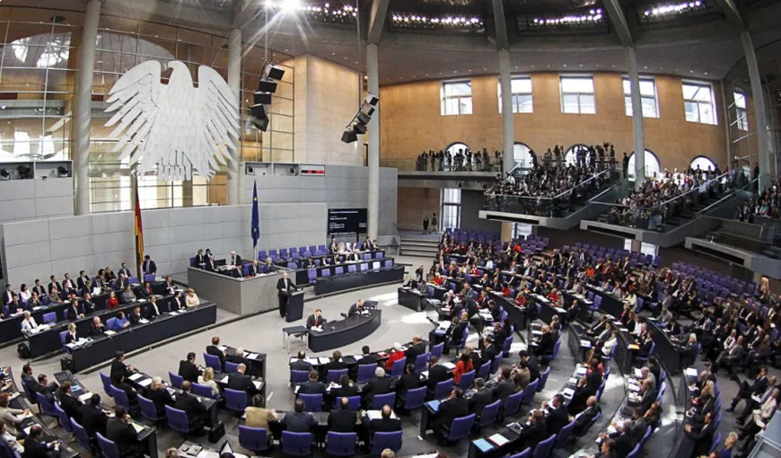 Bundestagul aprobă începerea negocierilor pentru un al treilea program de asistenţă financiară pentru Grecia