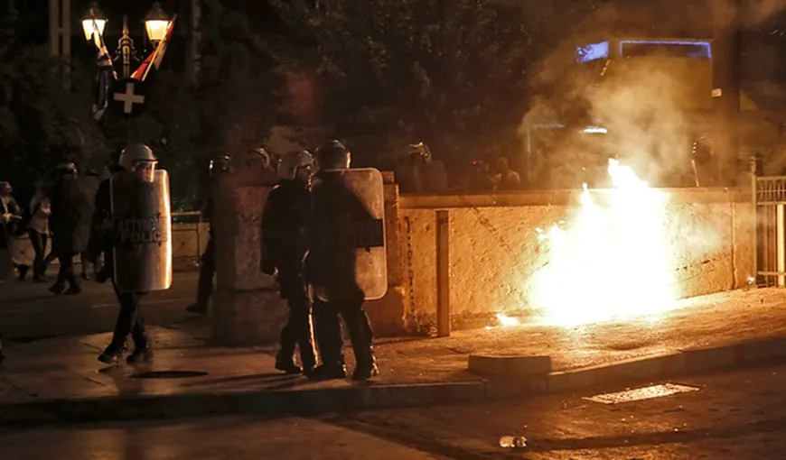Un protest paşnic din Atena, împotriva noului plan de ajutor, s-a sfârşit cu BOMBE incendiare