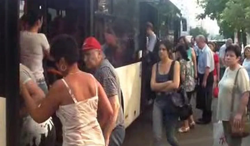Condiţii inumane de transport cu autobuzele RATB. Călătorii se coc pe caniculă în maşinile defecte VIDEO