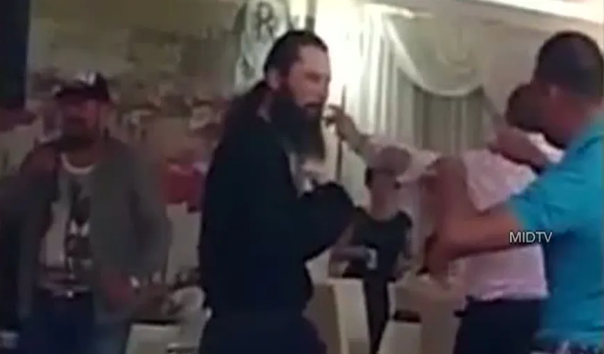IMAGINI INCREDIBILE. Un călugăr a fost filmat în timp ce dansa pe manele într-un local VIDEO