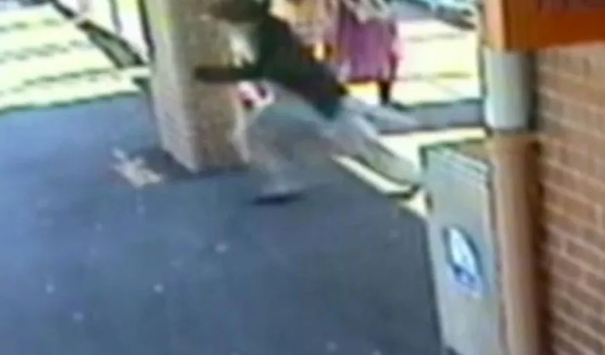 Scene terifiante într-o gară din Sydney: Un cărucior cu un copil a ajuns pe şinele de tren VIDEO