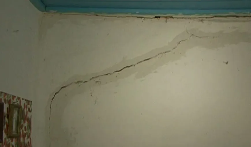 Au revenit cutremurele inexplicabile la Izvoarele. Speriaţi, oamenii se tem de urgia din 2013 VIDEO