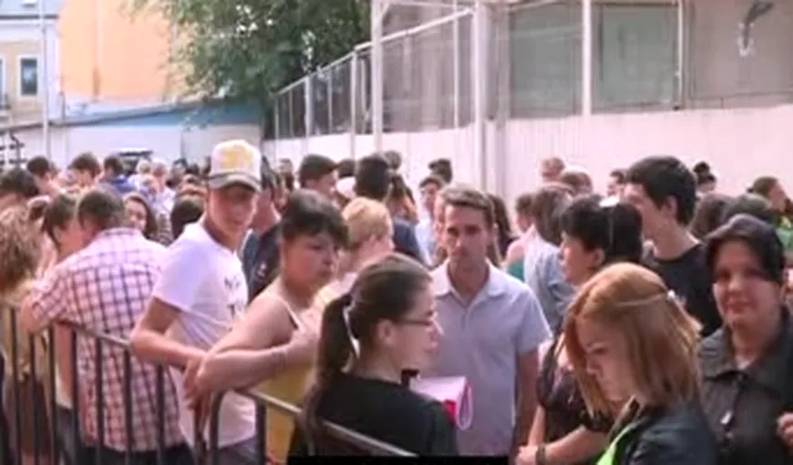 EVALUARE NAŢIONALĂ. Sute de elevi din provincie stau la coadă pentru a se înscrie la liceele din Bucureşti