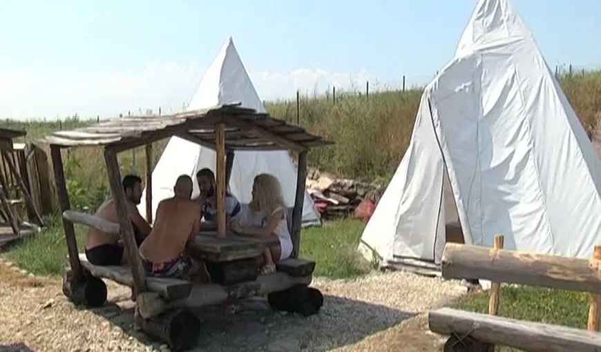 Cazare în corturi indiene la Ocna Sibiului VIDEO