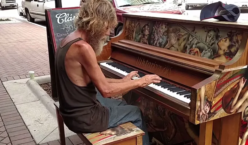 O poveste incredibilă! Omul străzii care cântă la pian, viral pe internet