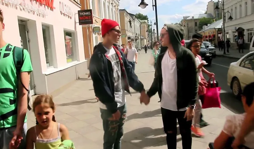 Test de toleranţă: Doi tineri ruşi se plimbă prin Moscova, mână-n mână. Cum reacţionează publicul