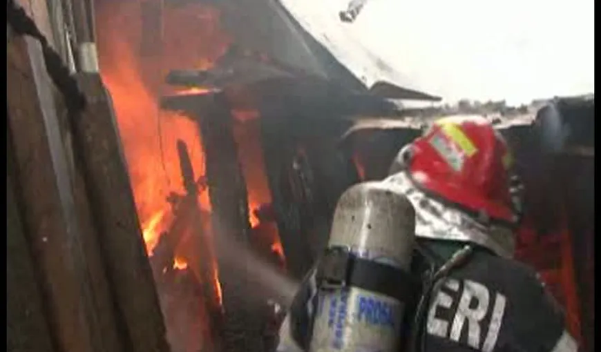 Incendiu devastator într-un sat din Suceava. Trei copii, încuiaţi într-o casă cuprinsă de flăcări