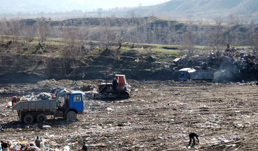INCENDIU la groapa de gunoi din Deva: Pompierii intervin de mai multe zile
