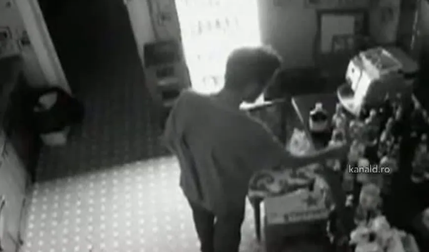 Ce face un hoţ în bucătăria unui restaurant din Bucureşti – VIDEO