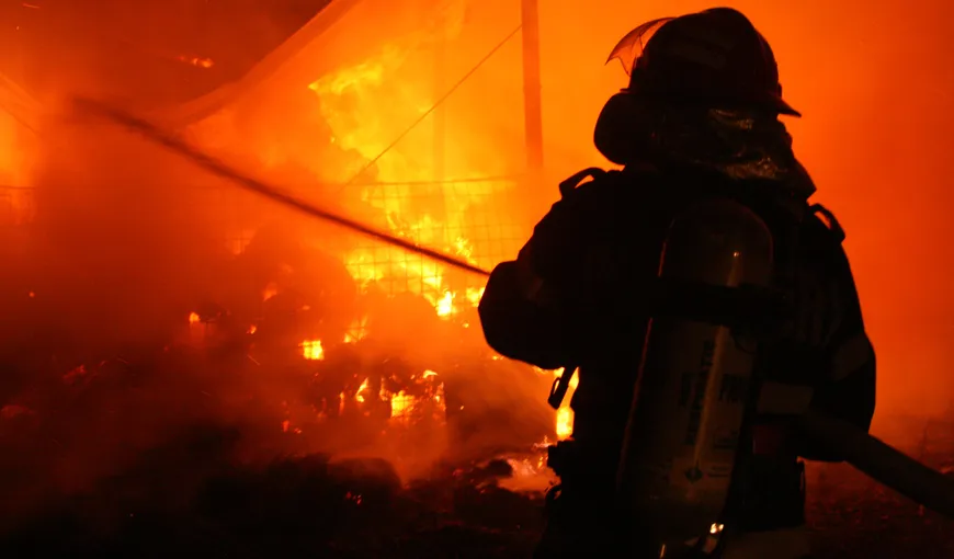 Incendiu puternic provocat de o ţigară aprinsă: O locuinţă din Harghita, distrusă de flăcări