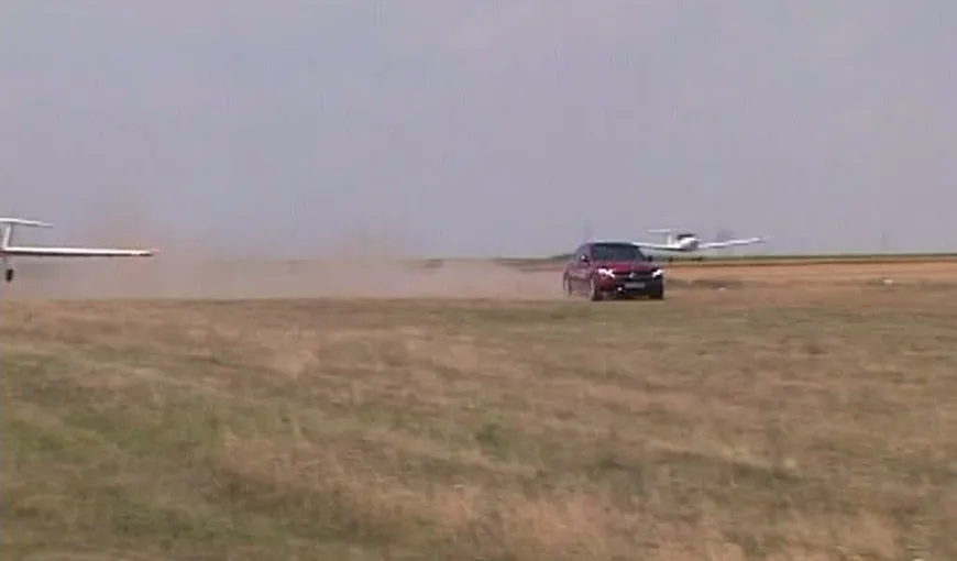 Întrecere neobişnuită între o maşină, două avioane şi un elicopter pe un câmp din Constanţa VIDEO