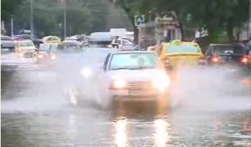 Furtună devastatoare în Arad. Apa a ajuns la aproape un metru, maşinile au rămas blocate în apa de un metru