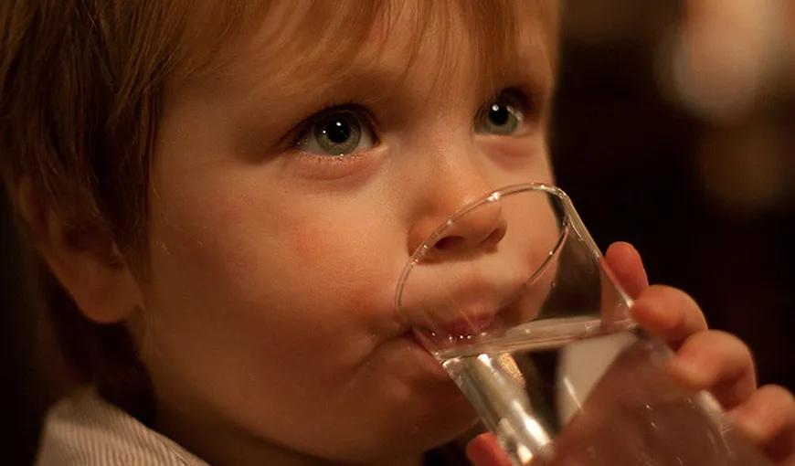 Atenţie! De ce trebuie să-ţi încurajezi copilul să bea apă
