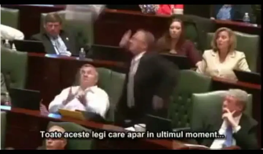 Un senator a făcut o criză de nervi, a urlat şi a aruncat cu obiecte din cauza unui vot controversat VIDEO