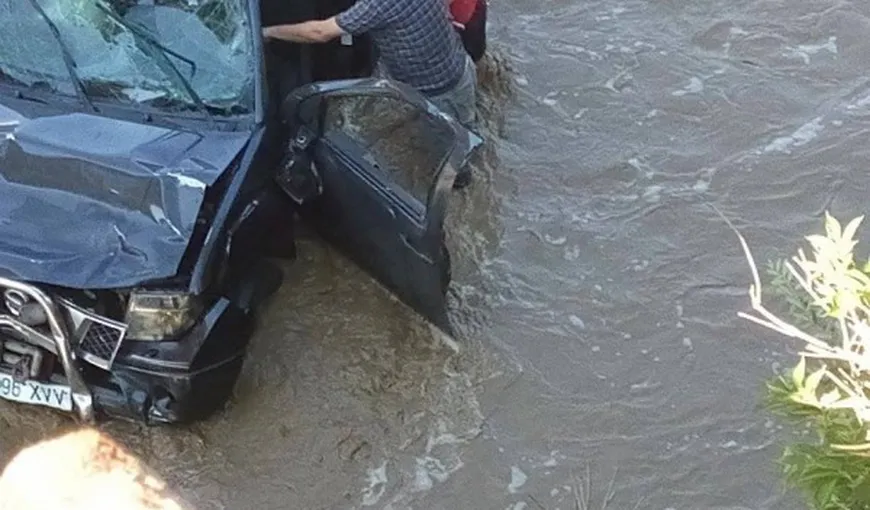 Accident spectaculos în Suceava. Un bărbat a plonjat cu maşina în râu VIDEO