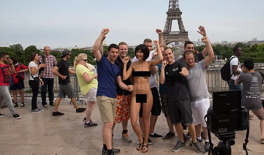 Artistă elveţiană, arestată după ce a făcut poze nud cu turiştii la Turnul Eiffel