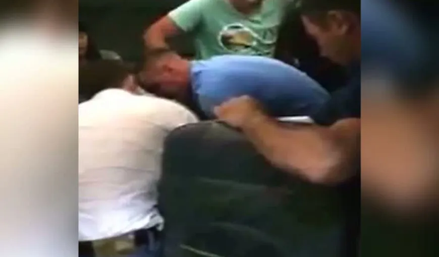 Cum e pedepsit un pasager beat într-un avion din Rusia. Imagini şocante care nu au nevoie de comentarii VIDEO