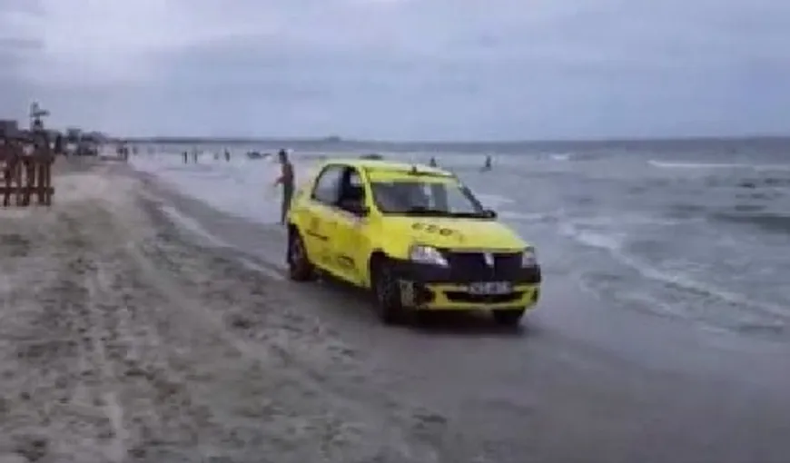 Bătaie de joc: Cu taxiul pe plajă, printre turişti. VIDEO