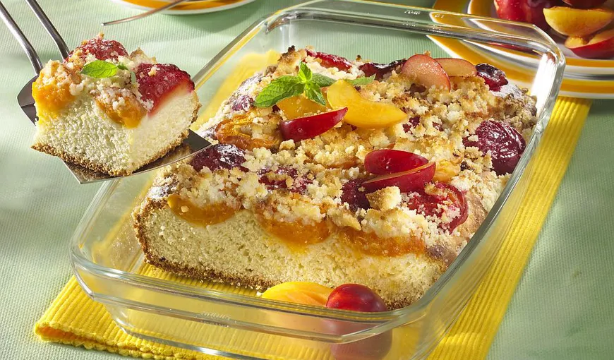 REŢETA ZILEI: Prăjitură cu caise şi prune