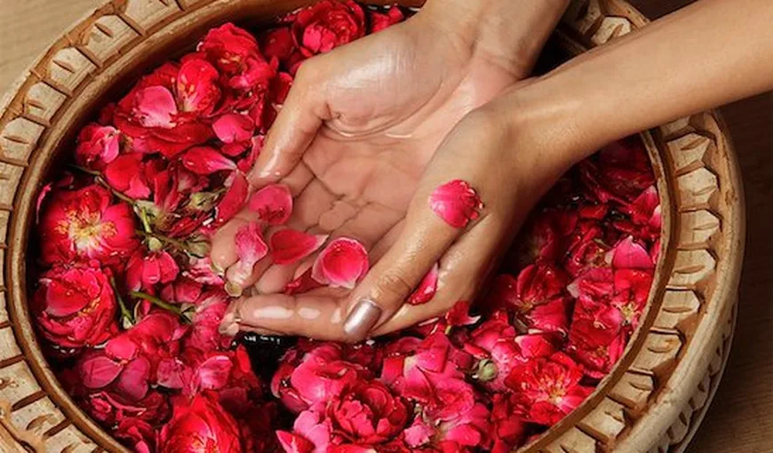Apa de trandafiri, efecte uimitoare pentru sănătate şi frumuseţe