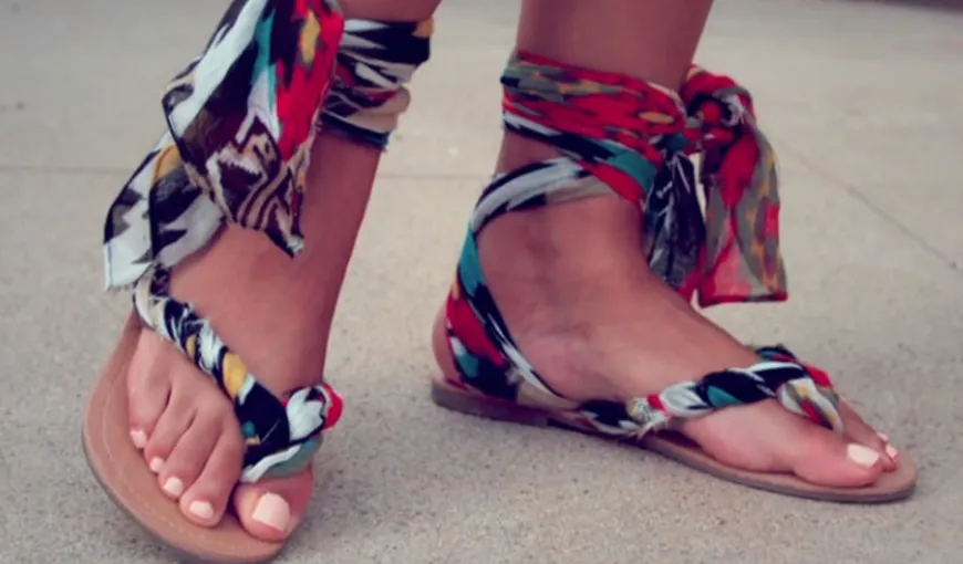 Cum să îţi faci o pereche de sandale stylish dintr-o pereche de papuci vechi