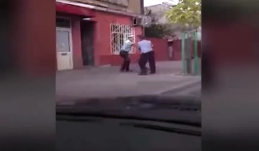SCANDAL în stradă între un şofer şi mai mulţi poliţişti VIDEO