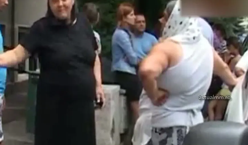 Rudele a doi romi au făcut circ în faţa sediului Poliţiei din Baia Mare VIDEO