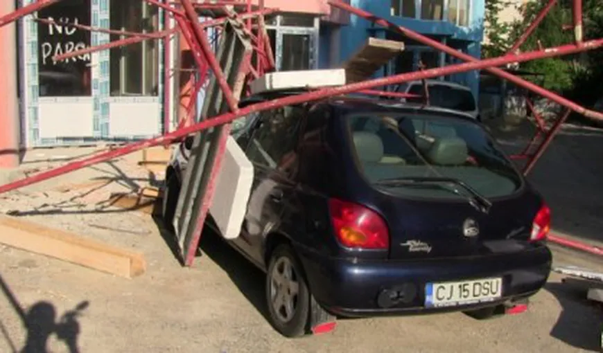 Schelă prăbuşită peste o maşină în Dej VIDEO