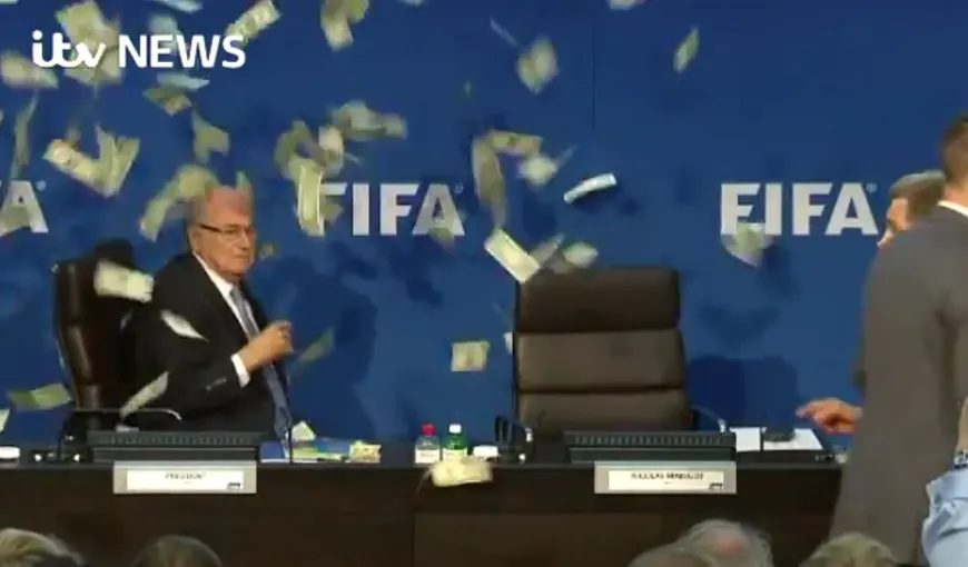 Sepp Blatter, protagonistul unui incident amuzant. Şeful FIFA a fost SCĂLDAT, la propriu, ÎN BANI VIDEO