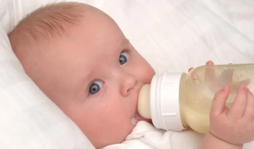 Mămici, atenţie ce-i daţi bebeluşului să mănânce! Medicii vorbesc despre OTRAVA din biberoane