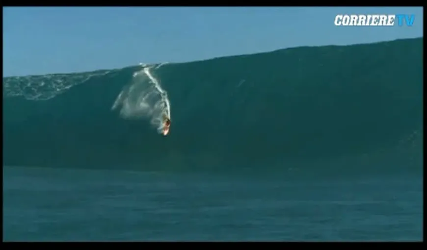 Surfer italian, înghiţit de un val uriaş. Tot incidentul a fost filmat de un amator VIDEO