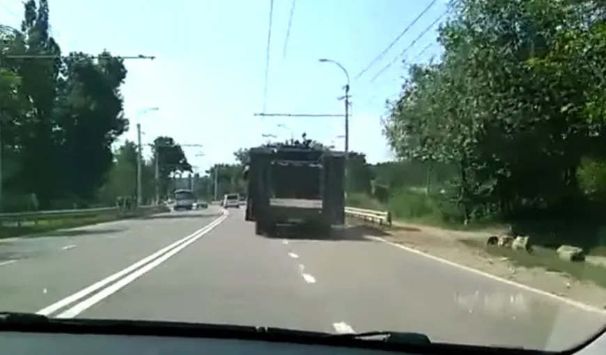 Accident INCREDIBIL în Crimeea. Ce s-a întâmplat cu maşina care transporta un TANC RUSESC VIDEO
