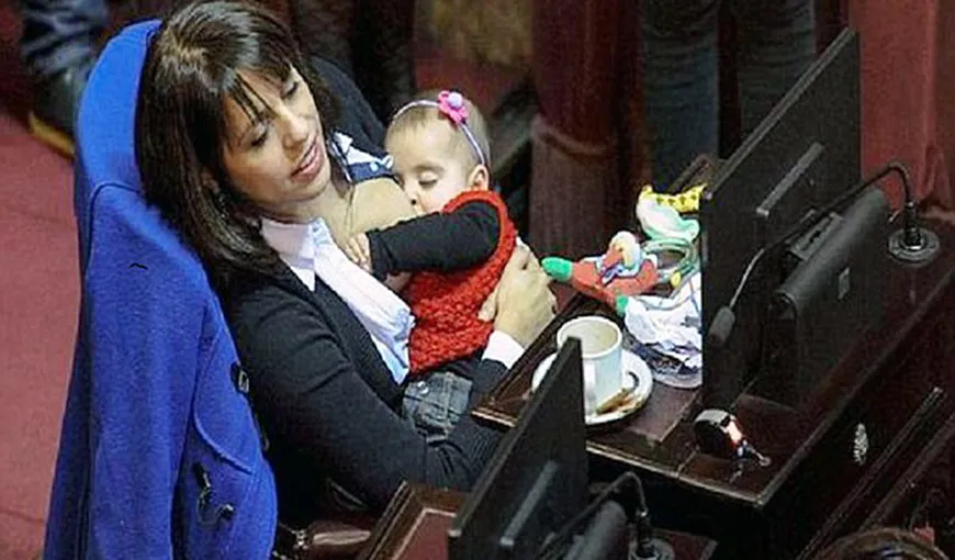 O politiciană şi-a alăptat copilul în Parlament. Imaginile fac înconjurul lumii. VIDEO