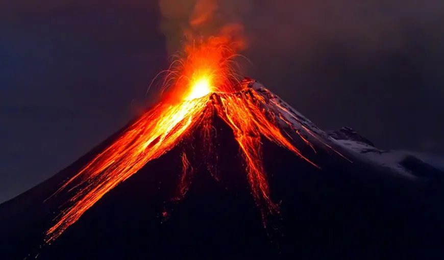 Erupţii vulcanice în Indonezia: Trei aeroporturi au fost închise