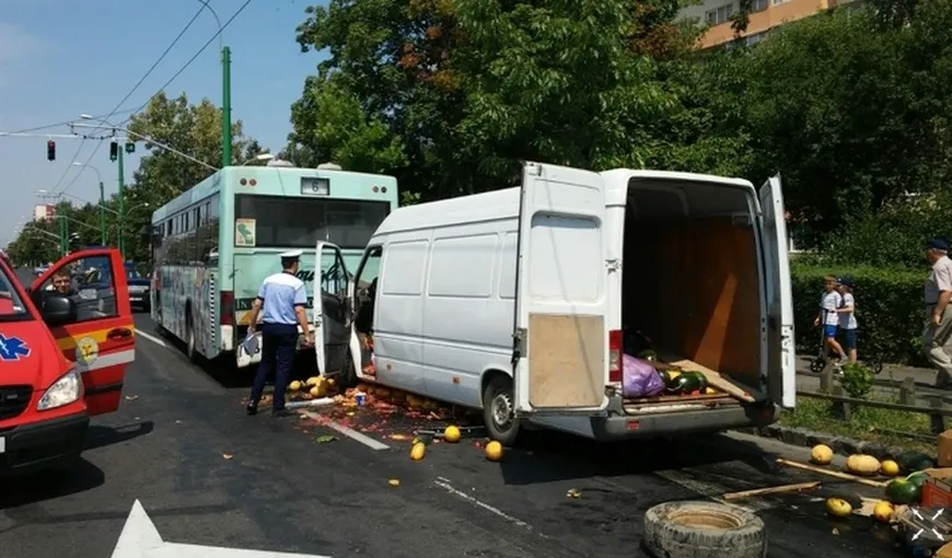 Accident în Braşov. O dubiţă care transporta pepeni s-a lovit de un autobuz