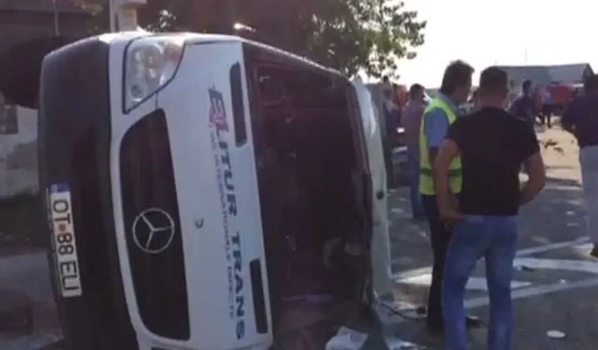Microbuz cu pasageri, implicat într-un ACCIDENT în Olt. Un mort şi 14 persoane rănite VIDEO
