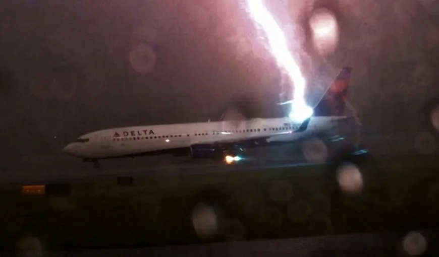 Spectacol cu fiori pe un aeroport din SUA: Un avion a fost lovit de fulger, când se afla pe pistă VIDEO