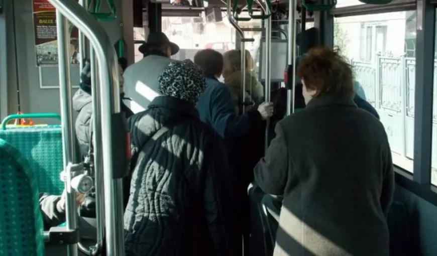 Bătaie în autobuz pentru un loc: Un bătrân în cârje a lovit o femeie pentru a se ridica de pe scaun VIDEO