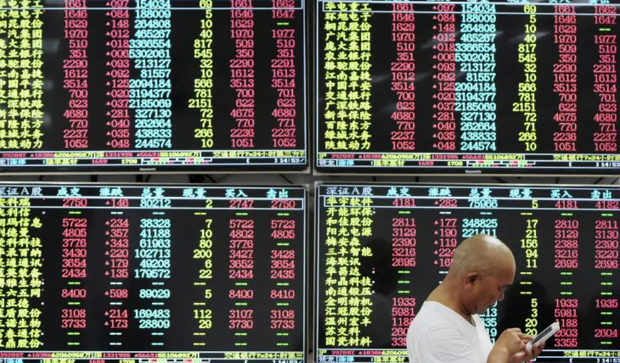 Jale pe piaţa financiară: Bursele din China, în cel mai mare declin, de 8,7 la sută. Şi ROMÂNIA e afectată