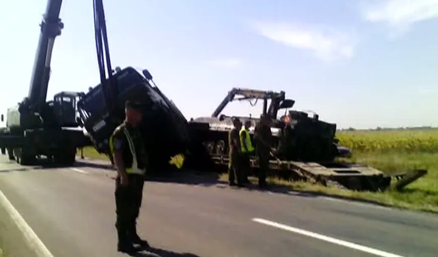 Un camion militar a ajuns în sanţ, după ce a lovit un jeep intrat într-o depăşire periculoasă
