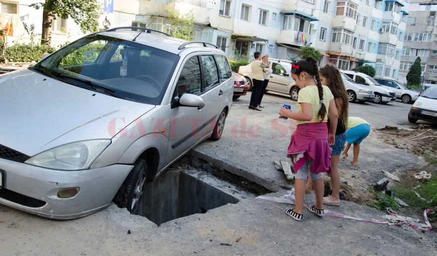 Un şofer din Craiova a căzut cu maşina într-o groapă dintre blocuri