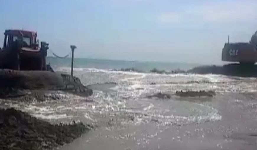 Turiştii fac plajă la Eforie Nord printre excavatoare VIDEO