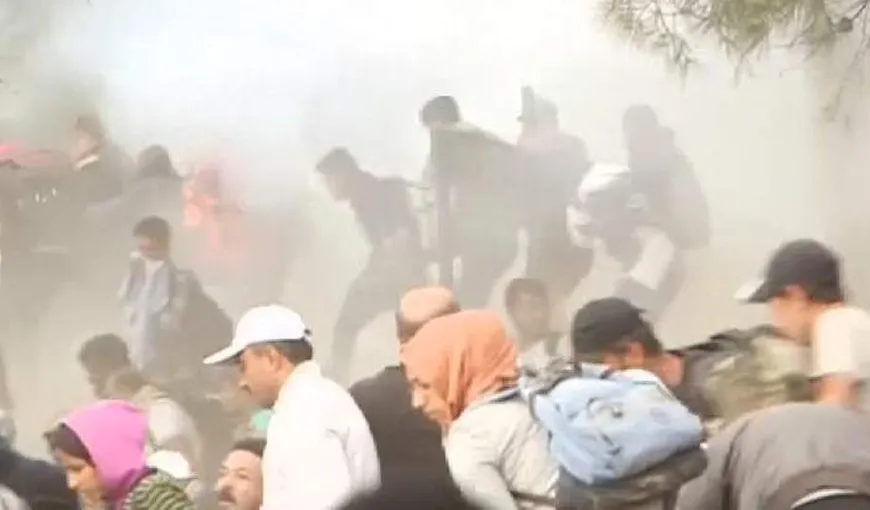 Scene dramatice la graniţa Greciei cu Macedonia. Imigranţii furioşi, dispersaţi cu gaze lacrimogene VIDEO