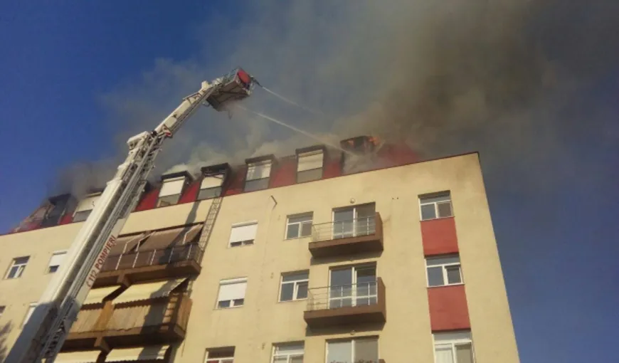 Incendiu în Capitală: Şase garsoniere dintr-un bloc mansardat AU LUAT FOC – VIDEO