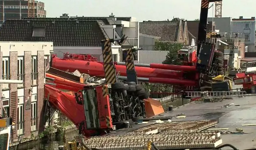 Două macarale s-au prăbuşit peste mai multe clădiri din Olanda. 20 de persoane au fost rănite